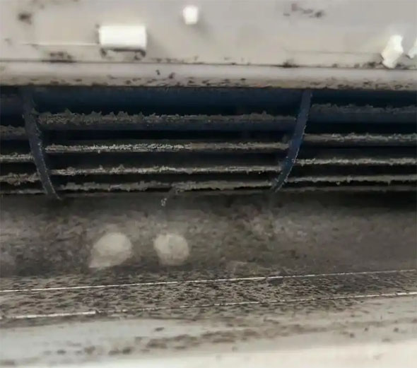 边坝空调吹的风有股烧焦味是怎么回事